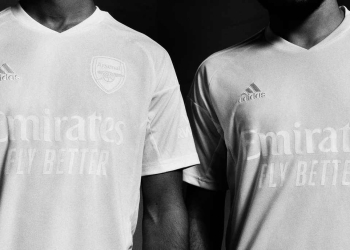Arsenal cambia el rojo de su uniforme por el blanco