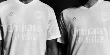 Arsenal cambia el rojo de su uniforme por el blanco