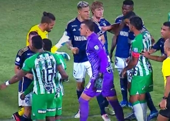 Empujones entre Álvaro Montero y Santiago Rojas. ¡EXPULSADOS!