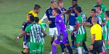 Empujones entre Álvaro Montero y Santiago Rojas. ¡EXPULSADOS!