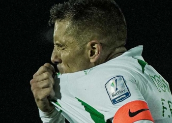 Felipe Aguirre, capitán, gol y beso al escudo verdolaga