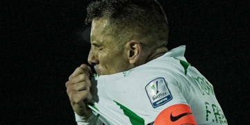 Felipe Aguirre, capitán, gol y beso al escudo verdolaga