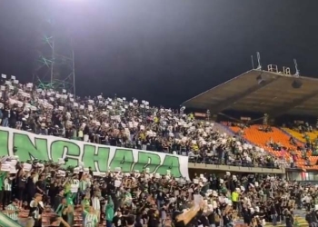 En el Campín y el Atanasio: camisetas negras y mensaje de protesta de la hinchada verdolaga