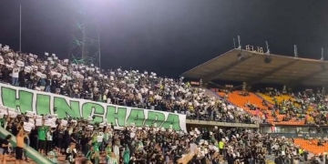 En el Campín y el Atanasio: camisetas negras y mensaje de protesta de la hinchada verdolaga