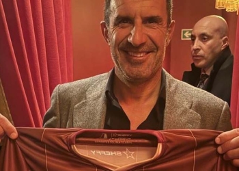 ¡La foto viral de Luis Figo con la camiseta de Deportes Tolima!