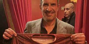 ¡La foto viral de Luis Figo con la camiseta de Deportes Tolima!