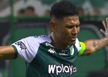 La molestia de Álex Mejía por el penalti que le cobraron