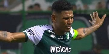 La molestia de Álex Mejía por el penalti que le cobraron