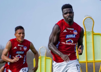 Carlos Bacca, en defensa de Marco Pérez