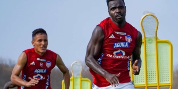 Carlos Bacca, en defensa de Marco Pérez