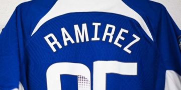 Emma Hayes, DT del Chelsea femenino, sorprendida con Mayra Ramírez