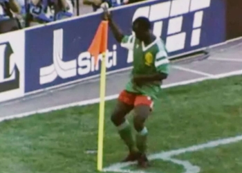 Presentan guayos de colección en homenaje a Roger Milla