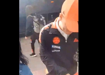 ¡Hincha del Junior se encuentra con Juanfer y lo increpa!