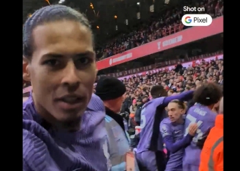 Virgil van Dijk agarró un teléfono y grabó el festejo del Liverpool