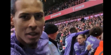 Virgil van Dijk agarró un teléfono y grabó el festejo del Liverpool