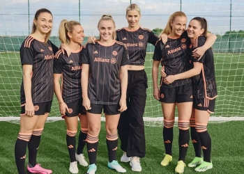 Camiseta adidas, especial para el equipo femenino del Bayern Múnich