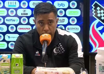 César Farías y “la llamativa cantidad de tarjetas rojas” que recibe América