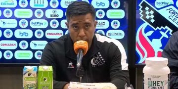 César Farías y “la llamativa cantidad de tarjetas rojas” que recibe América