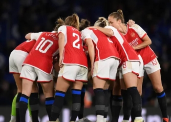 ¡Equipo femenino del Arsenal compró medias en la tienda del Chelsea!