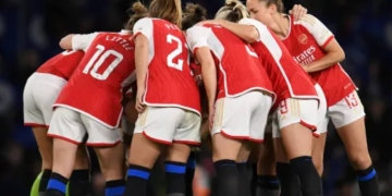 ¡Equipo femenino del Arsenal compró medias en la tienda del Chelsea!