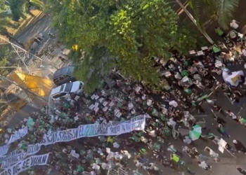 Videos: Atlético Nacional jugando y algunos de sus hinchas, afuera del Atanasio así…