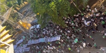 Videos: Atlético Nacional jugando y algunos de sus hinchas, afuera del Atanasio así…