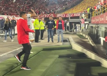 Hinchas del América en Bogotá contra César Farías