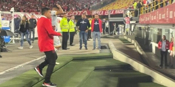 Hinchas del América en Bogotá contra César Farías