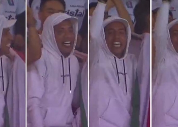 ¡Volvió el Dayro hincha del Once alentando en la tribuna!