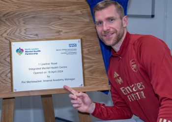 Exjugador alemán del Arsenal abre centro de salud mental