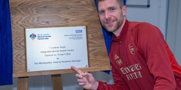 Exjugador alemán del Arsenal abre centro de salud mental