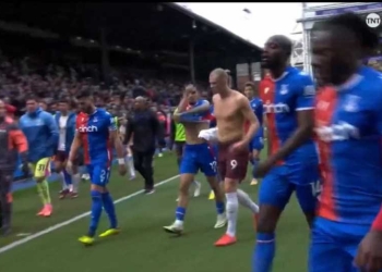 Hinchas del Crystal Palace molestos con Daniel Muñoz. ¡Cambió camiseta con Haaland!
