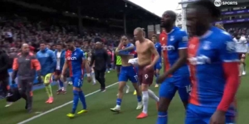 Hinchas del Crystal Palace molestos con Daniel Muñoz. ¡Cambió camiseta con Haaland!