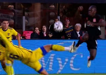 Video: ¡El patadón que le dieron a Edwuin Cetré ante Boca!