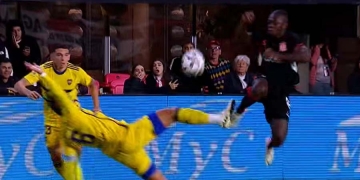 Video: ¡El patadón que le dieron a Edwuin Cetré ante Boca!