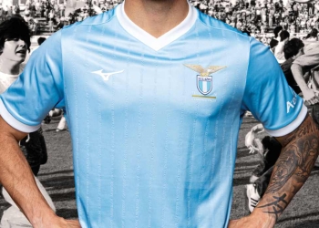 Camiseta especial de la Lazio, edición por los 50 años de un histórico título
