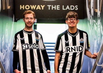 Newcastle lanza la primera camiseta para personas con discapacidad auditiva