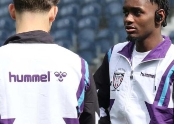 ¡Llegan al estadio vistiendo ropa Hummel y salen a jugar con Nike!