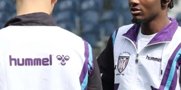 ¡Llegan al estadio vistiendo ropa Hummel y salen a jugar con Nike!