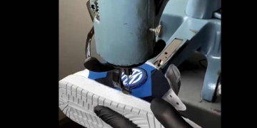 ¡Creó unos tenis con las camisetas viejas del equipo!