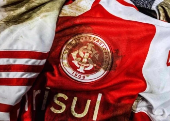 Inter de Porto Alegre lanza campaña y juega con el uniforme sucio de lodo