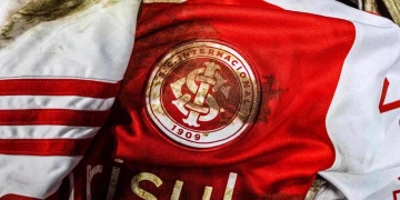 Inter de Porto Alegre lanza campaña y juega con el uniforme sucio de lodo