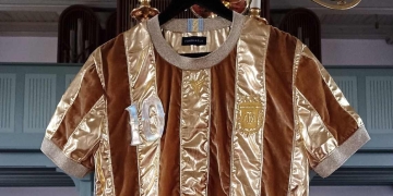 Camisetas de fútbol que se convierten en obras de arte. Exposición en Londres