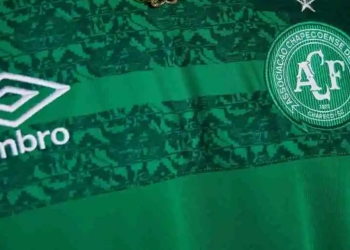 Umbro y Chapecoense lanzan nuevos uniformes en homenaje al Arena Condá