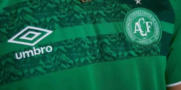 Umbro y Chapecoense lanzan nuevos uniformes en homenaje al Arena Condá