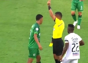 La expulsión de Johan Rojas en su despedida del FPC