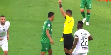 La expulsión de Johan Rojas en su despedida del FPC