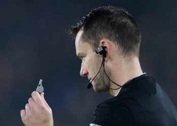 ¡Árbitro de la Premier League utilizó por primera vez una cámara!