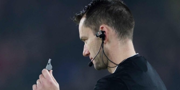 ¡Árbitro de la Premier League utilizó por primera vez una cámara!