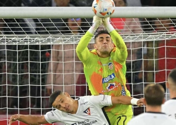 ¡El show de atajadas de Santiago Mele ante LDU Quito!